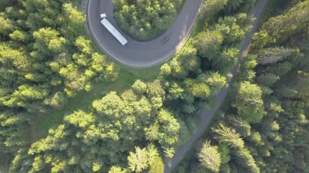 Flygfoto Slingrande Väg Med Klippning Bilar Och Lastbilar Höga Bergspass — Stockvideo