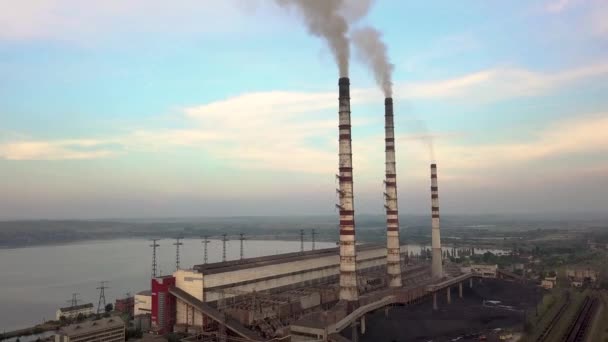 石炭発電所から灰色の煙と高煙突パイプの空中ビュー 化石燃料を用いた電気の生産 — ストック動画