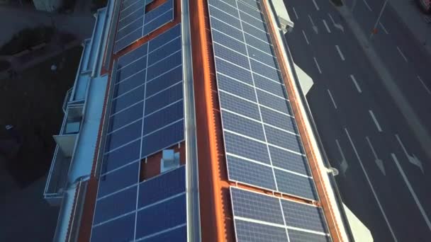 緑の生態系電力の生産のための住宅の屋根の上に太陽光発電パネル — ストック動画