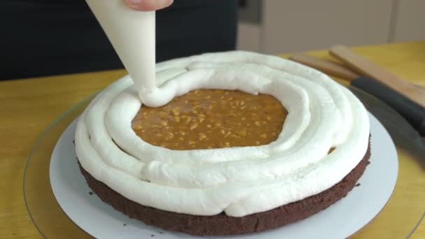 Großaufnahme Von Frauenhänden Die Süßen Kuchen Mit Weißer Sahne Und — Stockvideo