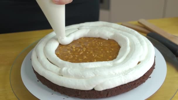 Close Mãos Mulher Fazendo Bolo Doce Com Creme Branco Biscoito — Vídeo de Stock