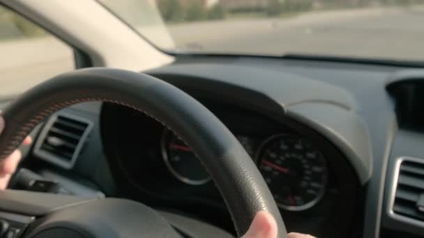 Γκρο Πλαν Άποψη Της Γυναίκας Χέρια Κρατώντας Τιμόνι Οδήγηση Αυτοκινήτου — Αρχείο Βίντεο