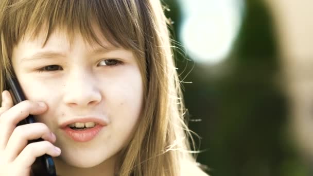 Portret Ładnej Dziewczynki Długimi Włosami Rozmawiającej Przez Komórkę Mała Dziewczynka — Wideo stockowe