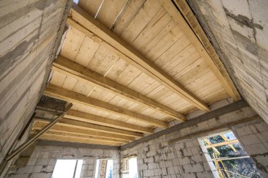 İnşaat ve yenileme çalışmaları devam ediyor. İçi boş köpük yalıtım bloklarından, ahşap tavan kirişlerinden ve çatı iskeletinden oluşan enerji tasarruf duvarları.