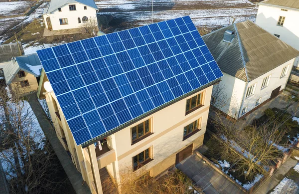 屋根の上に青い光沢のある太陽光発電パネルシステムと新しい近代的な2階建ての家のコテージの空中ビュー 再生可能エネルギーグリーンエネルギー生産コンセプト — ストック写真