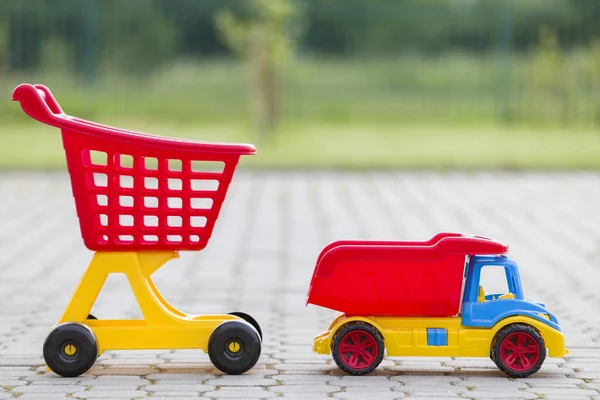 Jasne Plastikowe Kolorowe Zabawki Dla Dzieci Zewnątrz Słoneczny Letni Dzień — Zdjęcie stockowe