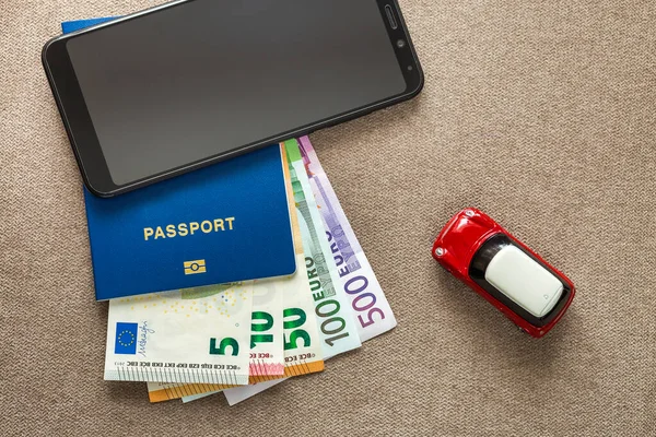 Schwarzes Handy Euro Banknoten Reisepass Und Spielzeugauto Hintergrund Leichtes Komfortables — Stockfoto