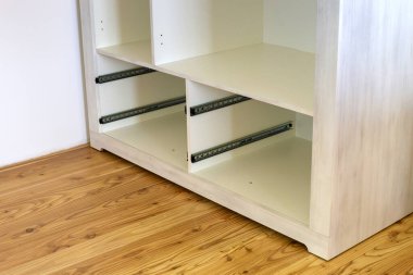 Çağdaş dolap dolabındaki ahşap çekmecenin kurulumunu kapat.