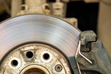 Yeni lastik değiştirme işlemi için fren kalibreli aracın fren diskini kapatın. Garajda araba freni tamiri.