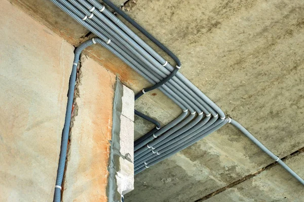 Tavana ve duvara inşa halindeki bir odanın elektrik kabloları yerleştirildi..