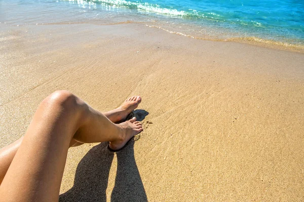 Largas Piernas Delgadas Mujer Joven Relajándose Tumbado Tomando Sol Playa — Foto de Stock