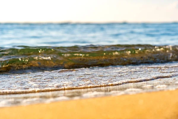 Primo Piano Piccole Onde Marine Con Acqua Limpida Blu Spiaggia — Foto Stock