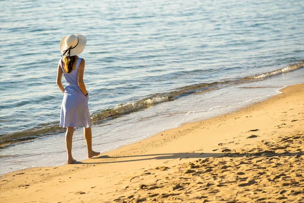 Mujer Joven Con Sombrero Paja Vestido Caminando Sola Playa Arena — Foto de Stock