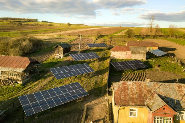 Yeşil Köy Bahçesindeki Güneş Panellerinin Yukarıdan Aşağı Görüntüsü — Stok fotoğraf