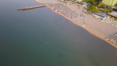 Karadeniz kıyısındaki Sunny Beach şehrinin hava manzarası. Birçok otel binası ve turistik altyapısı olan en iyi kumsal manzarası.