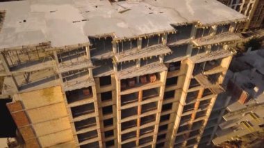 İnşaat halindeki uzun apartmanların havadan görünüşü.