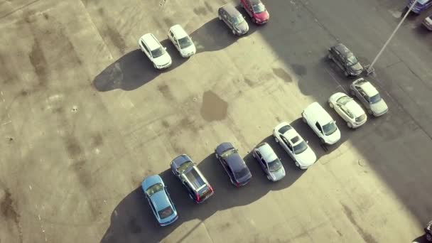 Ovanifrån Många Bilar Parkeringsplats Snabbköp Eller Till Salu Bilhandlare Marknaden — Stockvideo