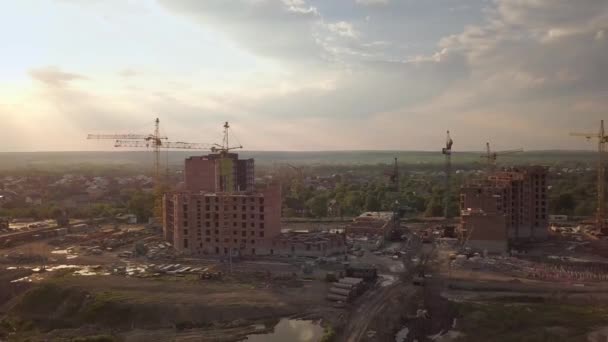 Nşaat Alanının Havadan Görüntüsü Bir Şehirde Vinçler Yüksek Katlı Apartmanlar — Stok video