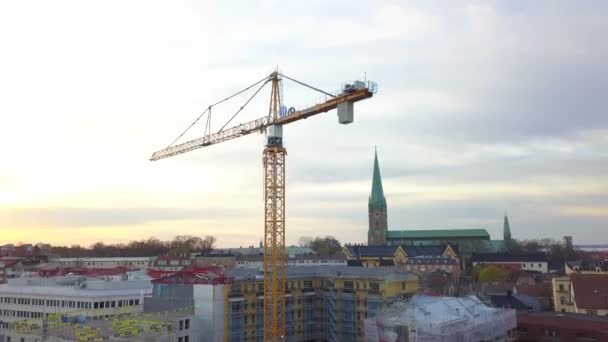 Flygfoto Över Byggarbetsplatsen För Nya Bostadshus Wint Torn Kran — Stockvideo