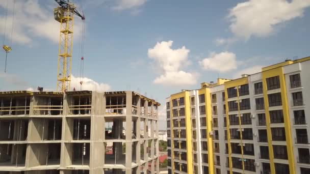 Luchtfoto Van Betonnen Frame Van Hoog Flatgebouw Aanbouw Een Stad — Stockvideo