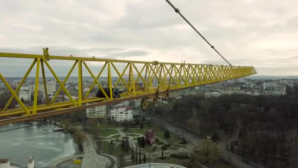 Nagranie Lotnicze Dźwigu Wieżowego Placu Budowy Nowego Budynku Biurowego — Wideo stockowe