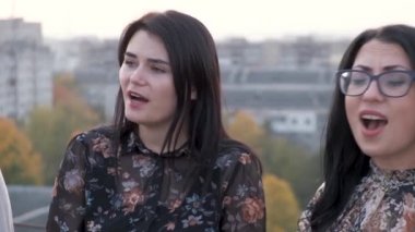 Sıcak yaz gününde şarkı söyleyen bir grup..