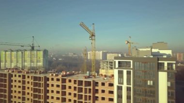 İnşaat halindeki uzun apartmanların havadan görünüşü.
