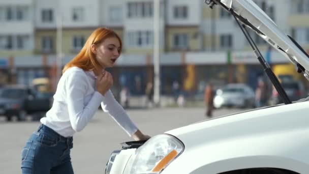 Jovem Mulher Estressada Motorista Perto Carro Quebrado Com Capuz Estourado — Vídeo de Stock