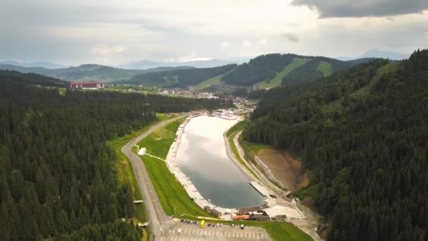 Luchtfoto Uitzicht Een Groot Meer Omgeven Door Hoge Groene Bergen — Stockvideo