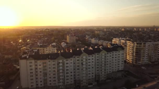 Luftaufnahme Von Wohngebäuden Einer Stadt Bei Sonnenuntergang — Stockvideo