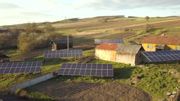 Zicht Vanuit Lucht Zonnepanelen Groene Landelijke Dorpswerf — Stockvideo