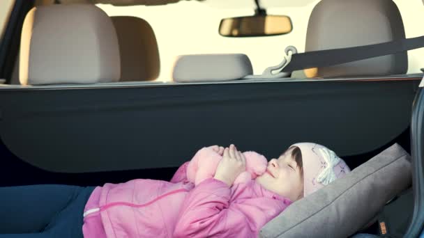 Ragazza Abbastanza Felice Bambino Che Gioca Con Orsacchiotto Giocattolo Rosa — Video Stock