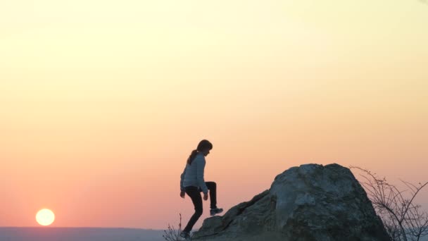 Silhouette Una Donna Escursionista Che Arrampica Sola Una Grande Pietra — Video Stock