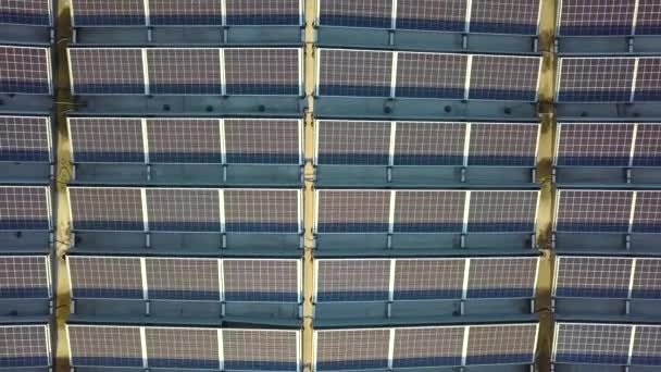 Sanayi Binasının Çatısına Monte Edilmiş Birçok Voltaik Güneş Panelinin Hava — Stok video