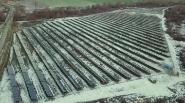 Mavi solar fotoğraf voltaik panelleri sistemi kışın kırsal alanda yenilenebilir temiz enerji üretiyor.
