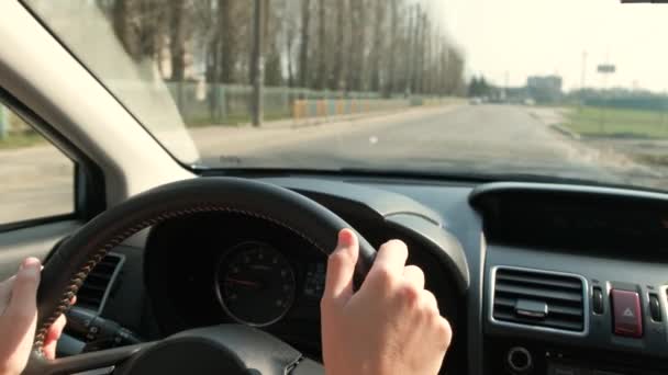 Vue Rapprochée Des Mains Femme Tenant Volant Conduisant Une Voiture — Video