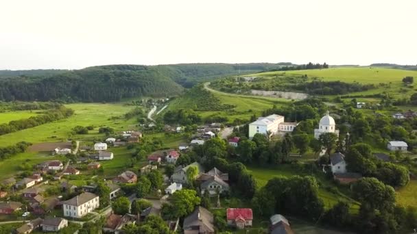 Letecký Pohled Malou Vesničku Malými Domky Mezi Zelenými Stromy Farmářskými — Stock video
