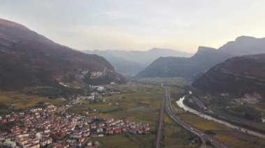İtalya Alpleri 'ndeki otoban manzaralı hızlı hareket eden trafik ve kırsal yeşil manzaralı otoban manzarası.