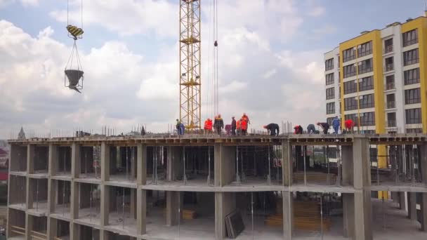 新コンクリート住宅の建設現場で働く建設労働者 — ストック動画