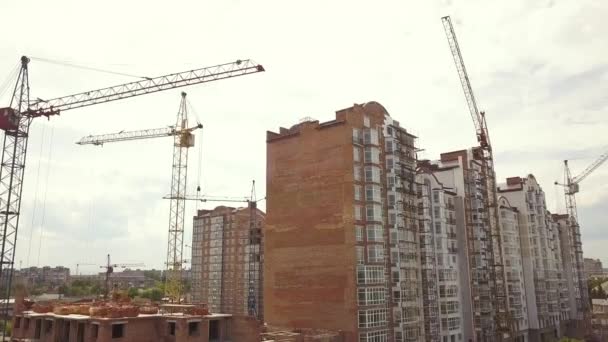 Vista Aérea Del Alto Edificio Residencial Construcción Una Ciudad — Vídeos de Stock