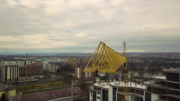 Filmagem Aérea Guindaste Torre Canteiro Obras Novo Prédio Escritórios — Vídeo de Stock