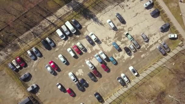 Vista Aérea Arriba Hacia Abajo Del Viejo Estacionamiento Con Superficie — Vídeos de Stock