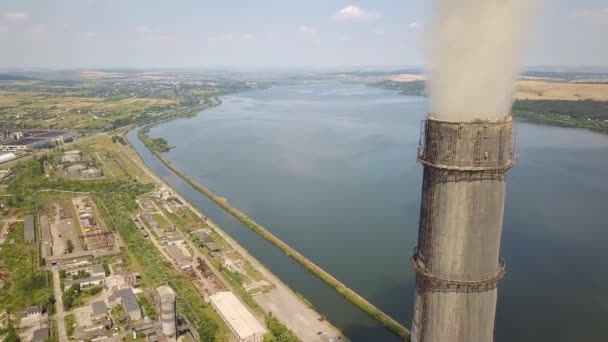 Flygfoto Över Höga Skorstenspipor Med Grå Rök Från Kolkraftverk Produktion — Stockvideo