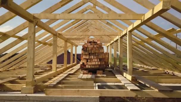 建造中的木制屋架结构未完工砖房的空中景观 — 图库视频影像
