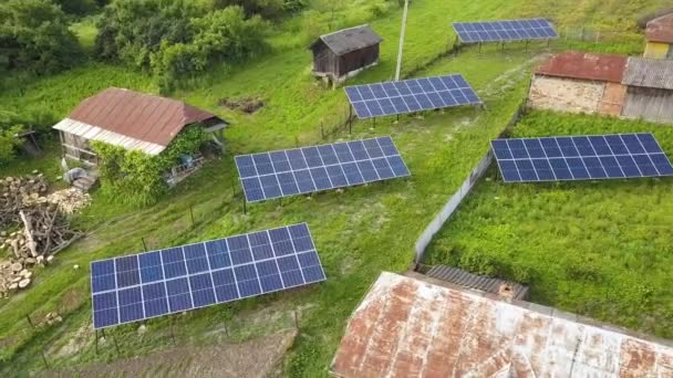 绿色农村地区太阳能电池板的高空俯视图 — 图库视频影像