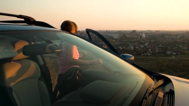 Mujer Joven Pie Cerca Coche Disfrutando Una Cálida Vista Atardecer — Vídeo de stock