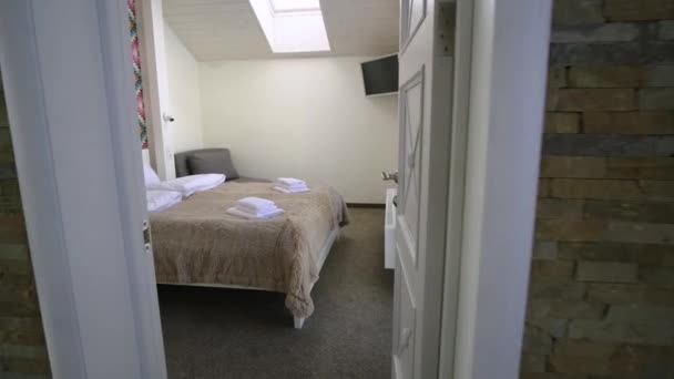 커다란 침대에 리넨이 침실의 현대식 현대의 살인자 — 비디오