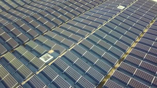 Vista Aérea Muitos Painéis Solares Fotovoltaicos Montados Telhado Edifício Industrial — Vídeo de Stock