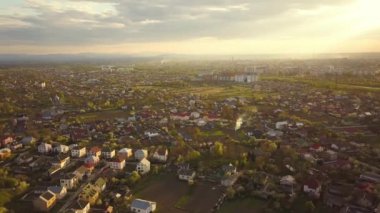 Şehrin kırsal kesiminin havadan görünüşü ve yaz akşamları evleri..