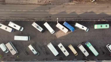 Kalabalık bir caddede hareket eden otobüslerin hava görüntüleri..